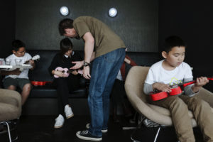 England, Birmingham, 23-07-27 Ukulele workshop at the Hampton by Hilton. © Photo Merlin Daleman